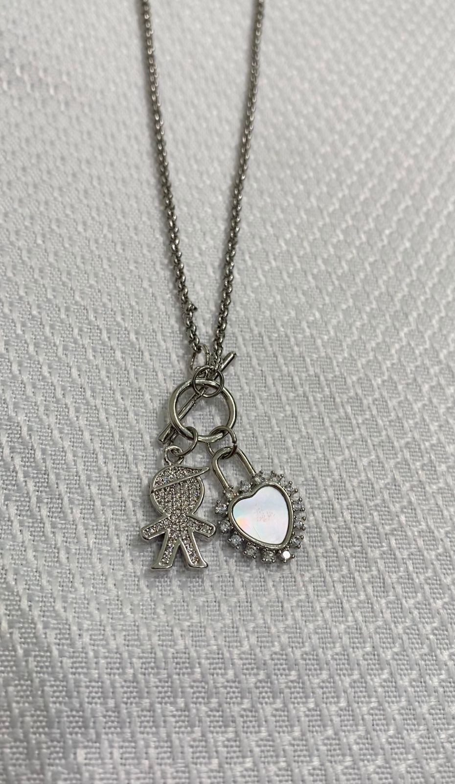 Collar plateado con niñ@s