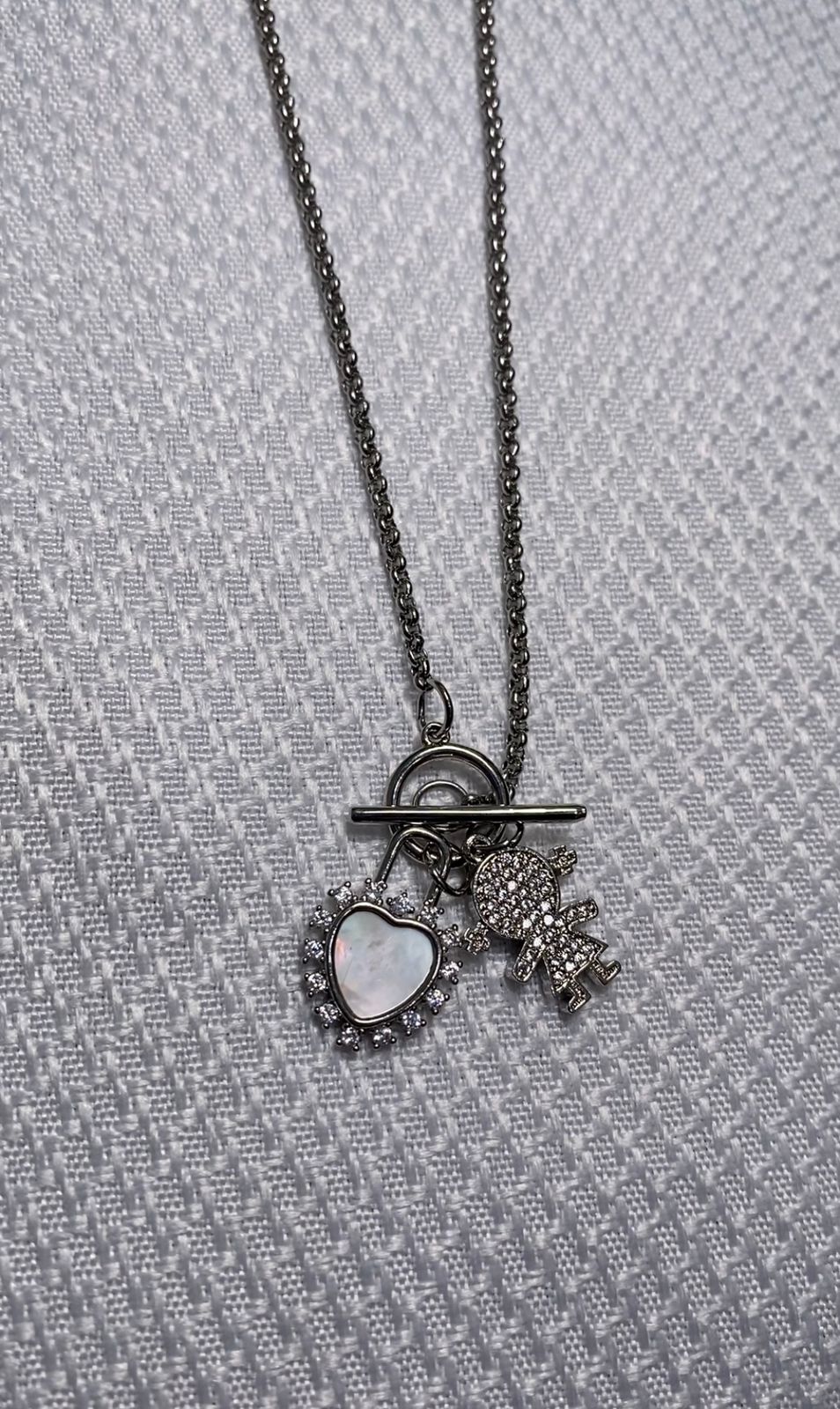 Collar plateado con niñ@s