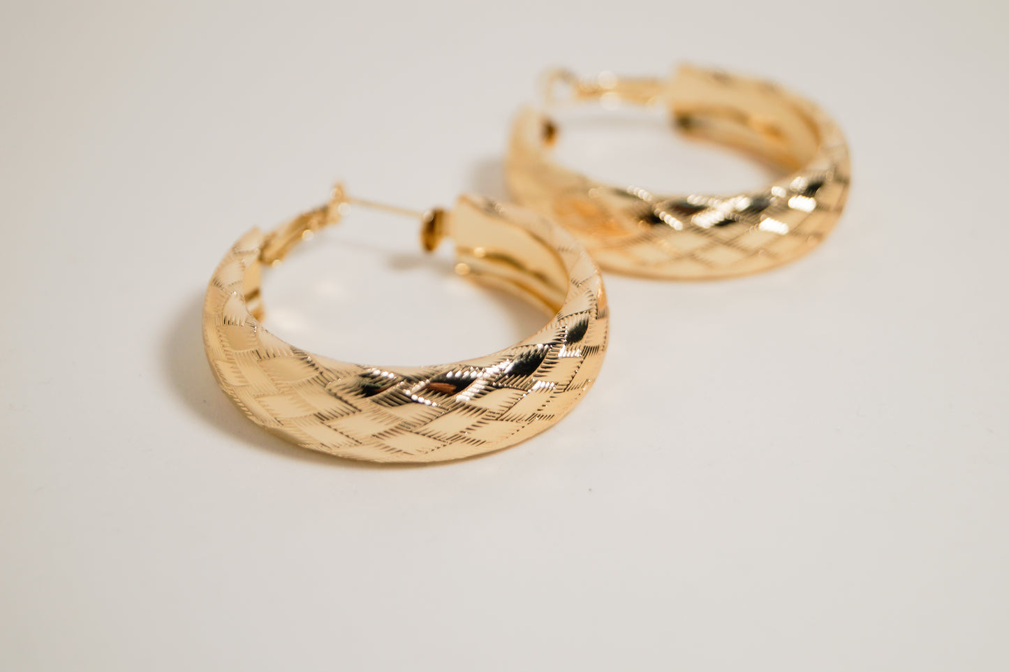 Argollas Texturadas en Baño de Oro de 24K
