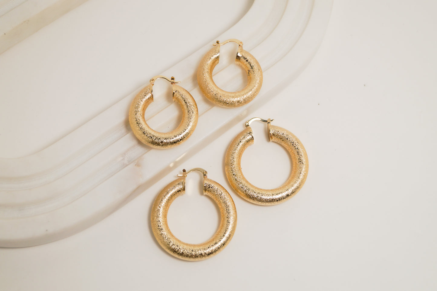 Argollas Escarchadas con Baño de Oro 24K