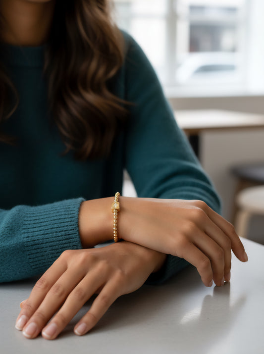 Pulsera Elástica de Cuentas con Dije de Cubo y Niño