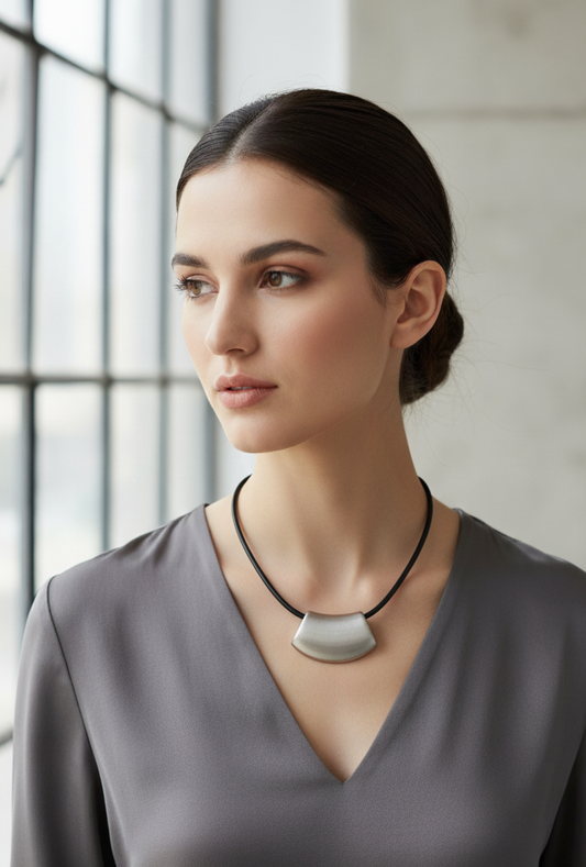 Collar Minimalista Curvo en Rodio y Cuero Liso.