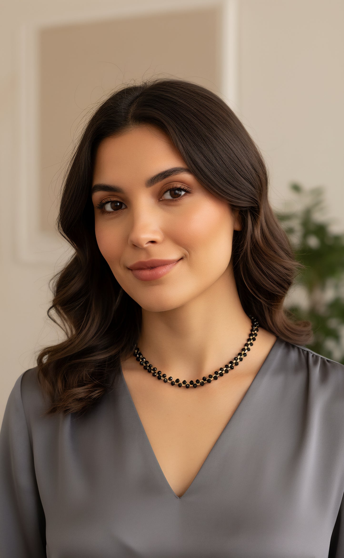 Gargantilla de Cuentas Negras Brillantes y Acabado Dorado