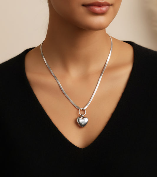 Collar "Elegancia Serpenteante" con Dije de Corazón Inflado