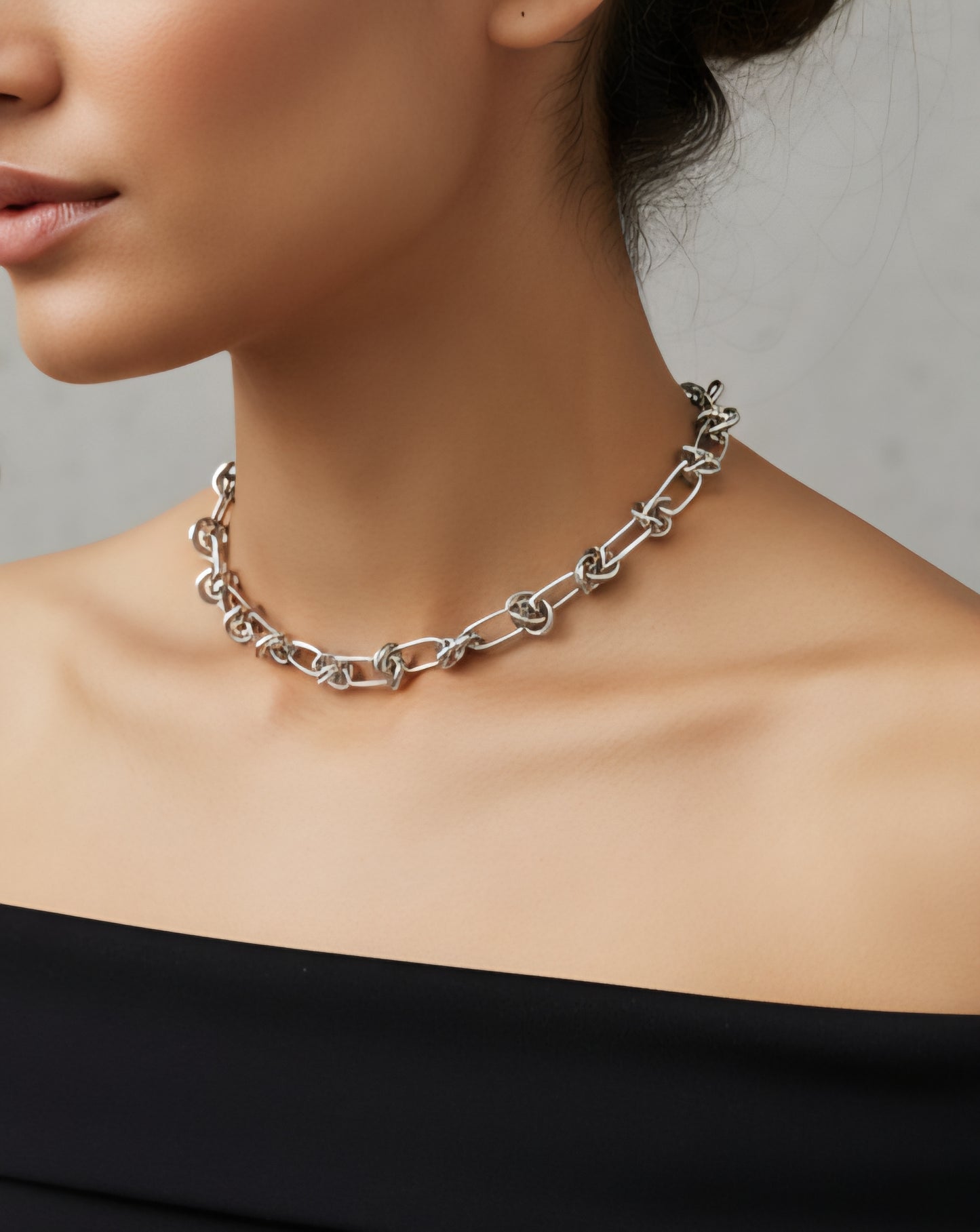 Collar Choker de Eslabones Entrelazados: Estilo Moderno y Versátil