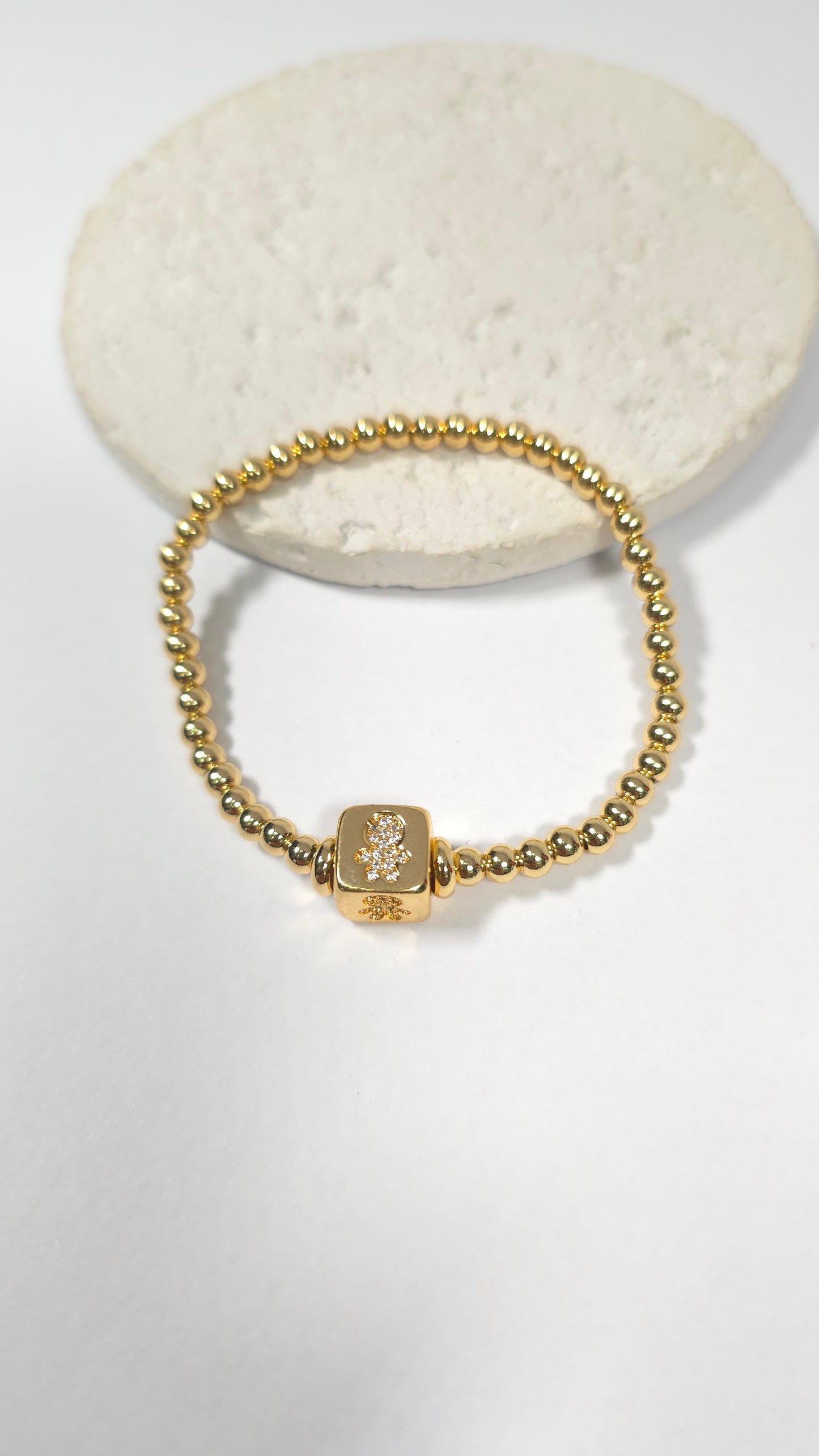 Pulsera Elástica de Cuentas con Dije de Cubo y Niño