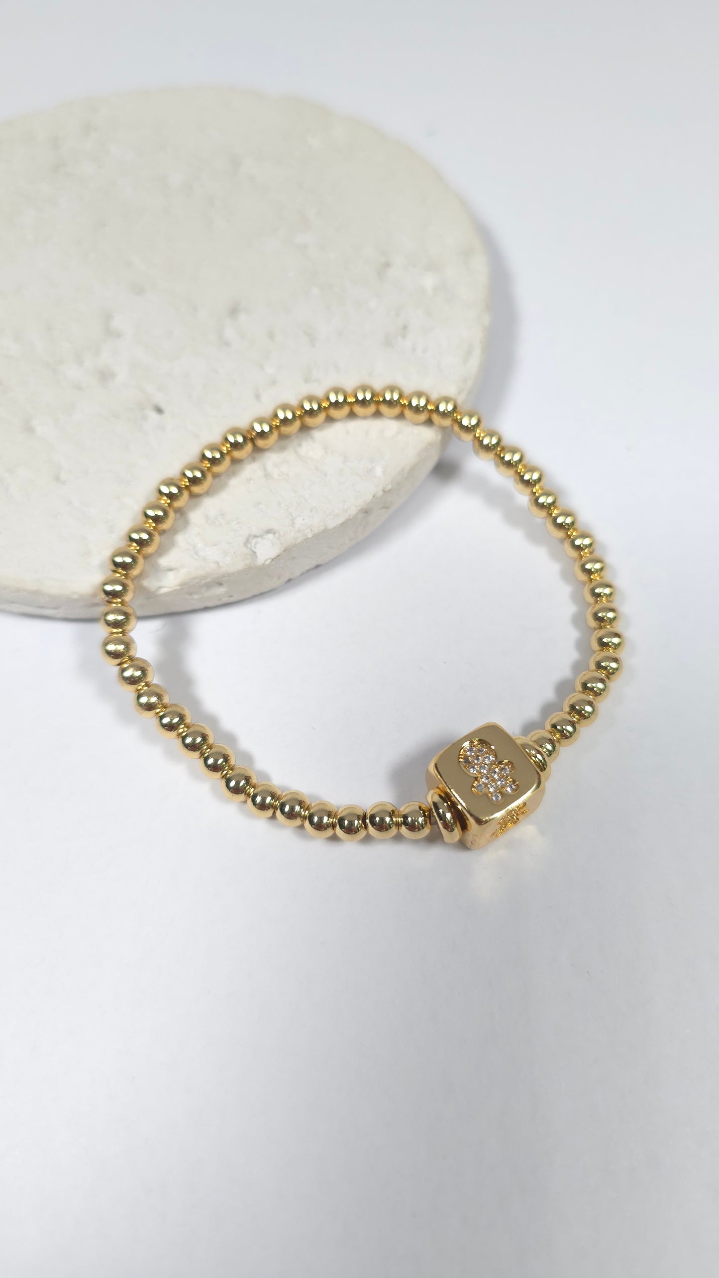 Pulsera Elástica de Cuentas con Dije de Cubo y Niño