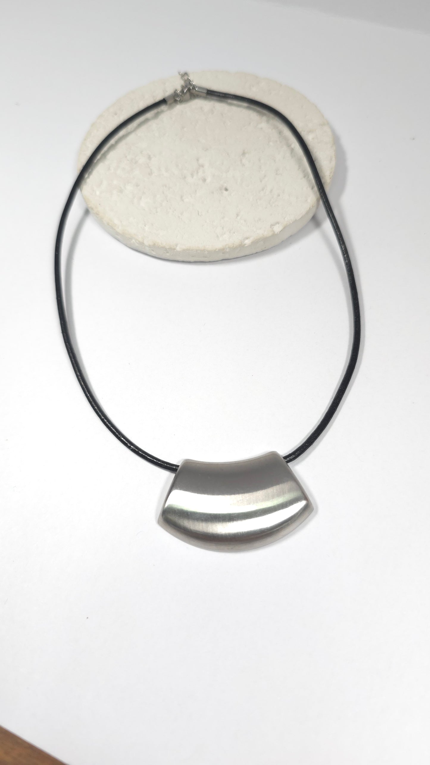 Collar Minimalista Curvo en Rodio y Cuero Liso.