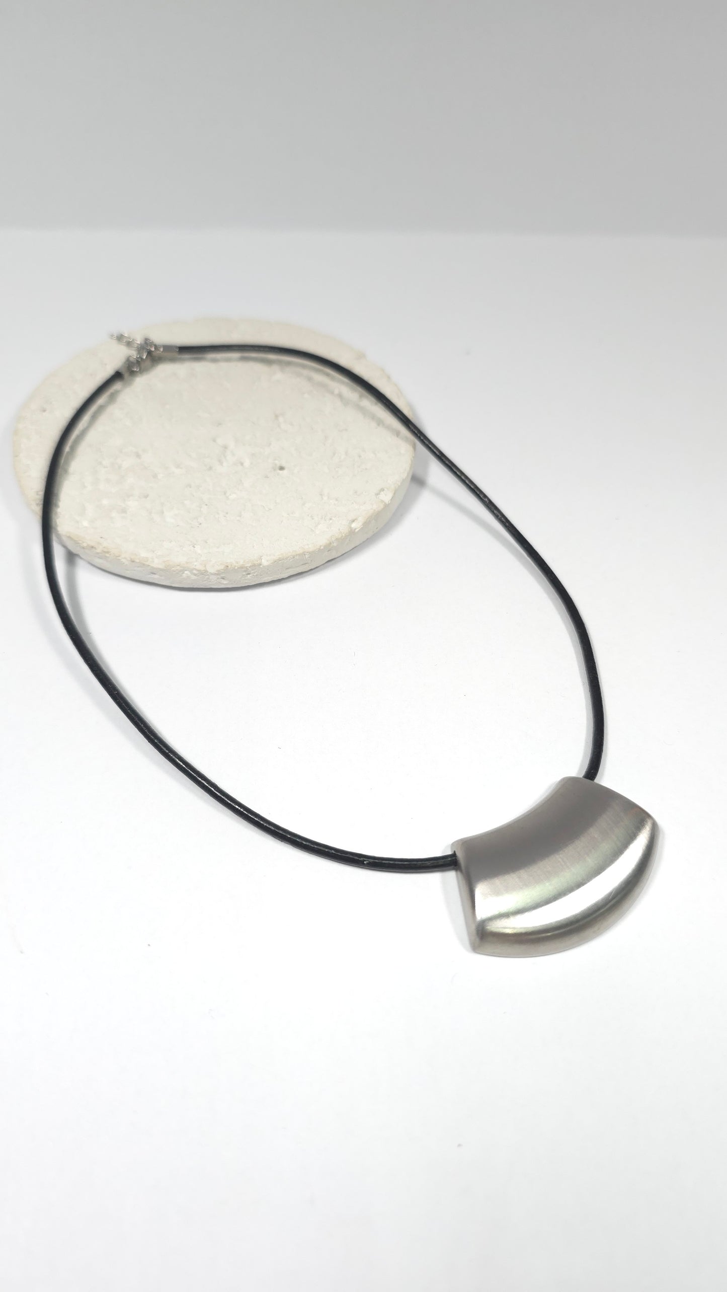 Collar Minimalista Curvo en Rodio y Cuero Liso.