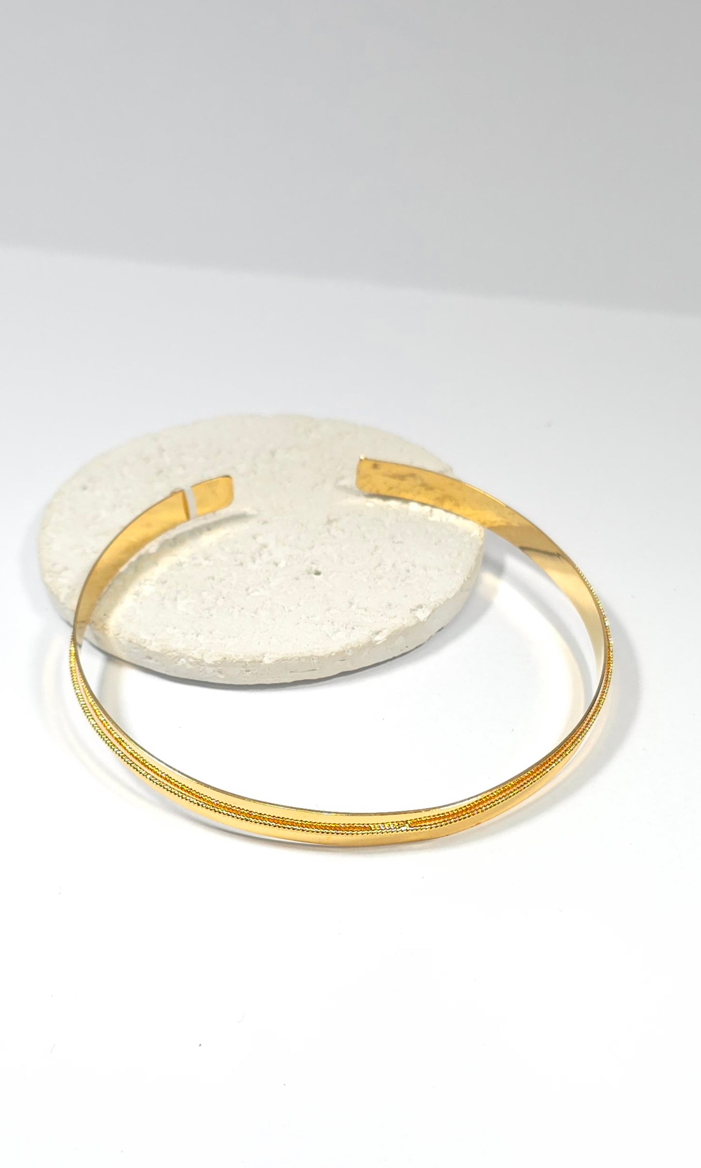 Collar Rígido con Baño de Oro