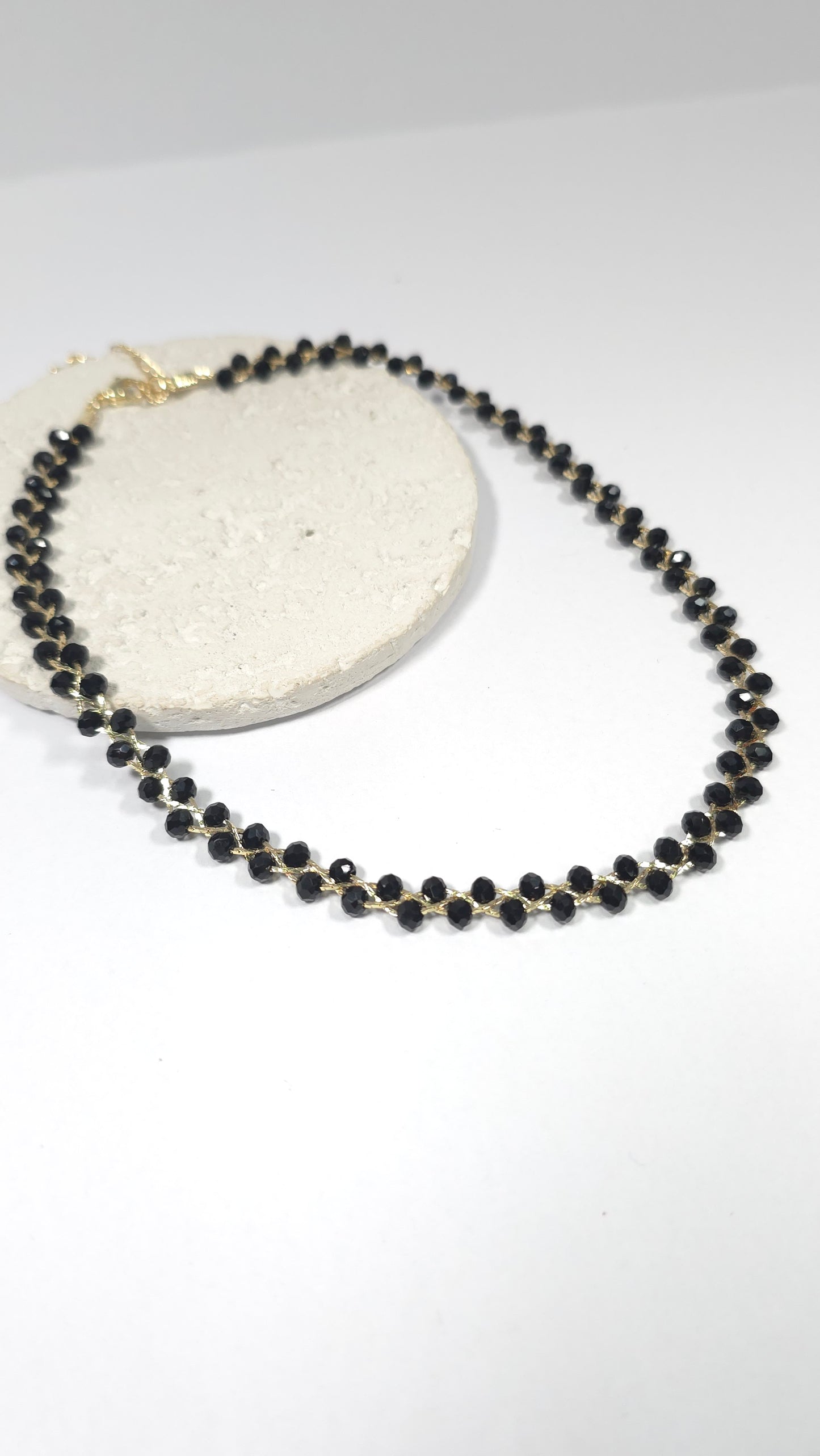 Gargantilla de Cuentas Negras Brillantes y Acabado Dorado