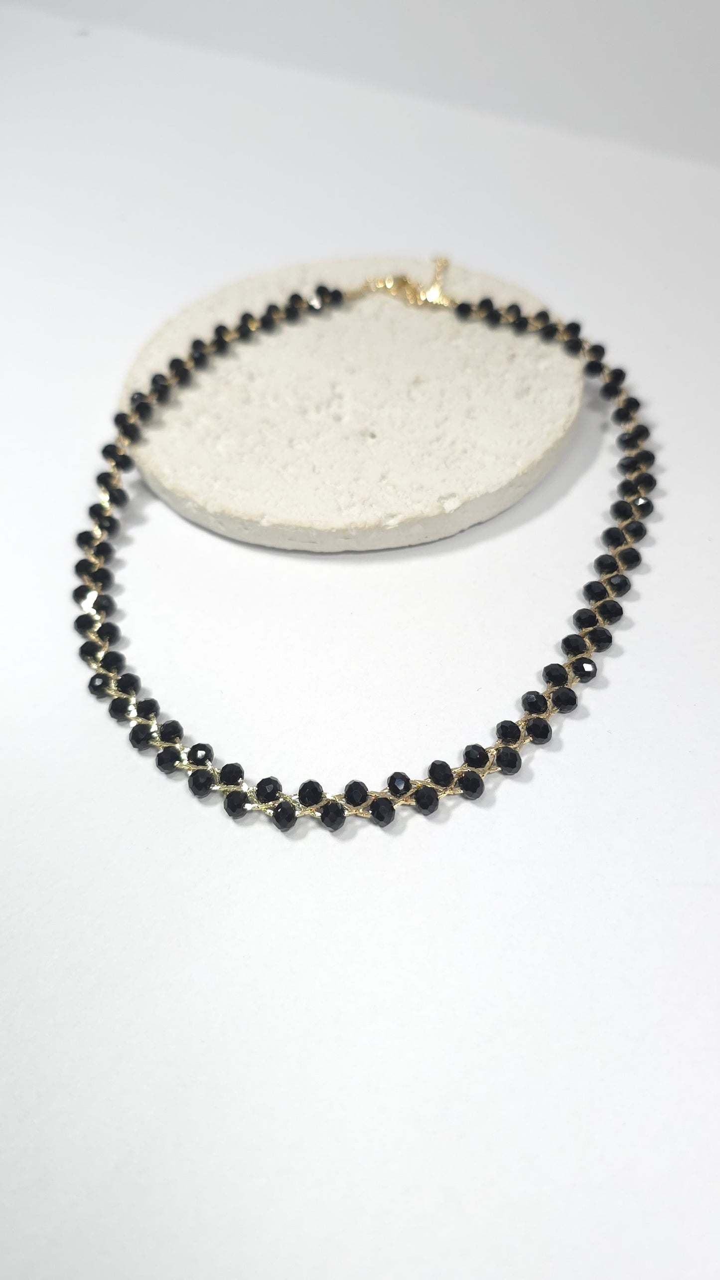 Gargantilla de Cuentas Negras Brillantes y Acabado Dorado