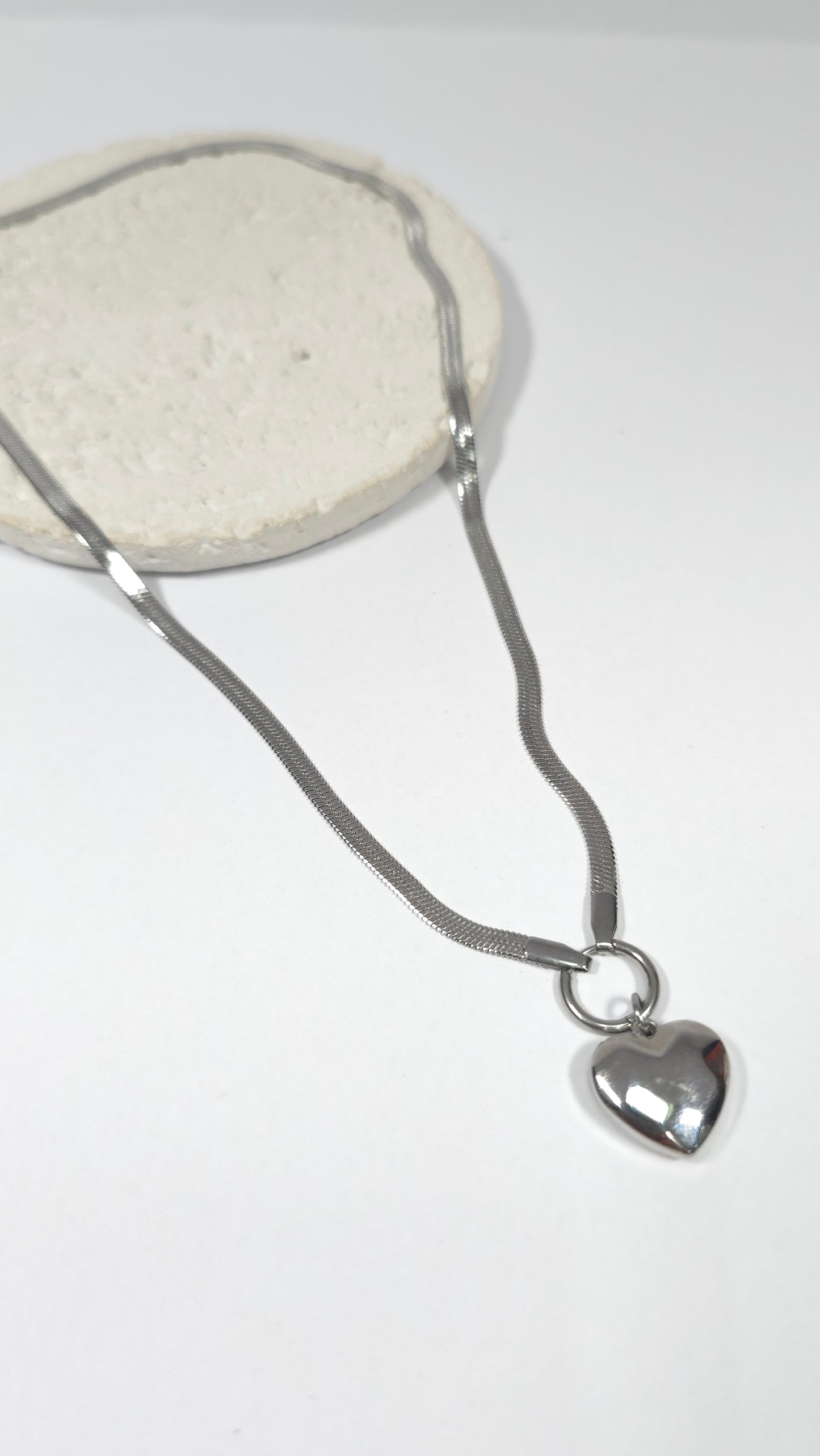 Collar "Elegancia Serpenteante" con Dije de Corazón Inflado