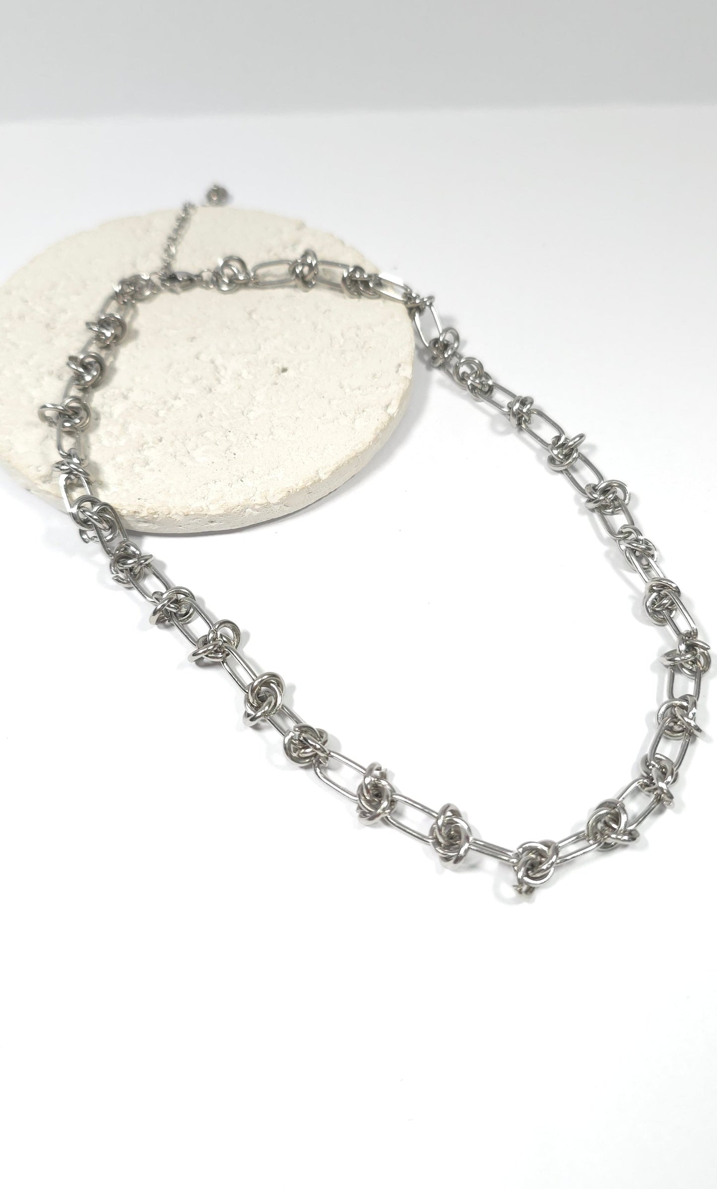 Collar Choker de Eslabones Entrelazados: Estilo Moderno y Versátil