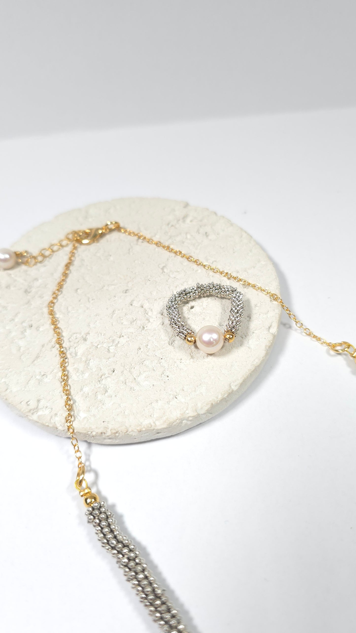 Conjunto "Doble Tono" de Collar y Anillo con Perlas