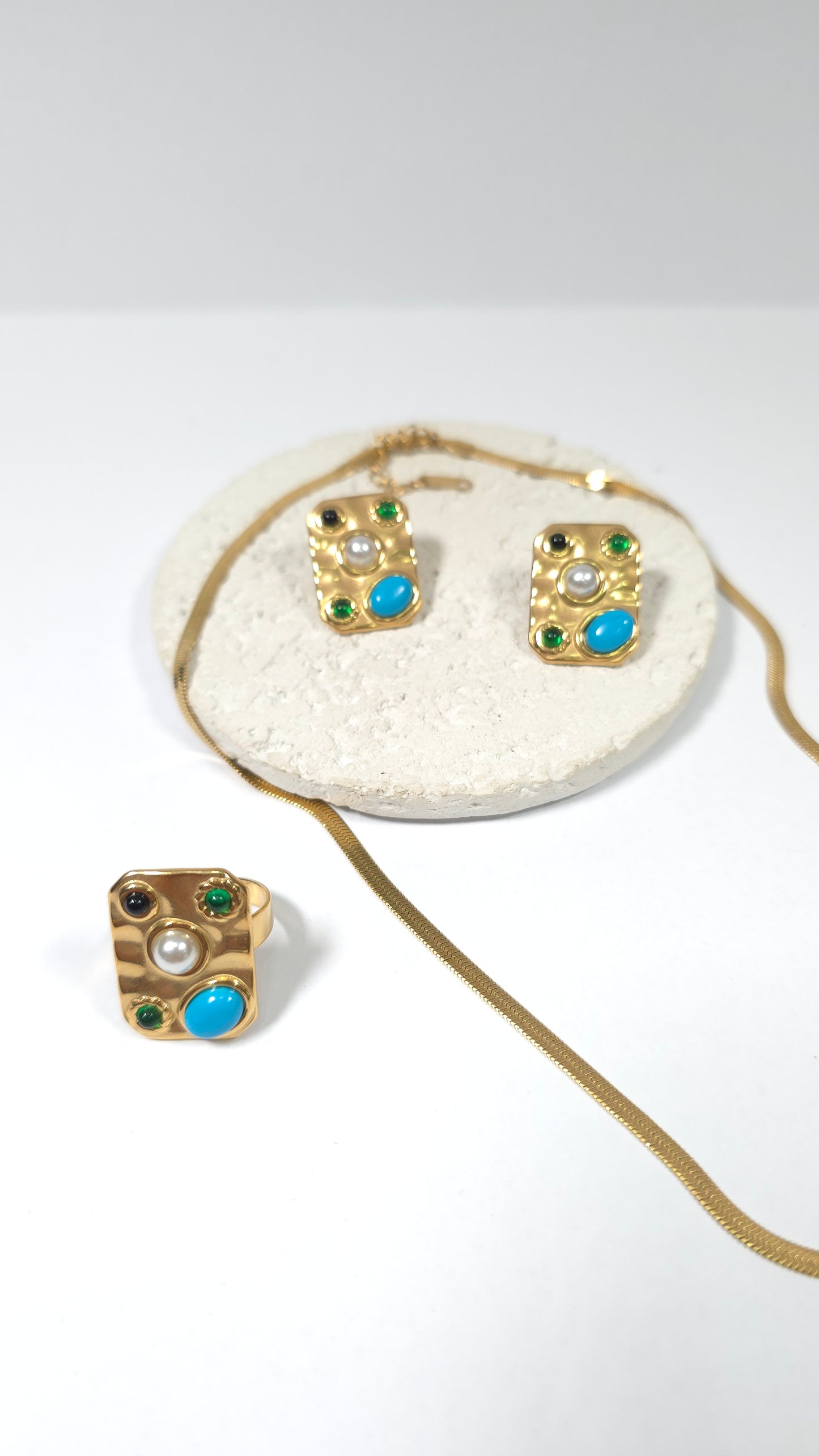 Juego de Joyas "Elegancia Geométrica" - Collar, Anillo y Aretes