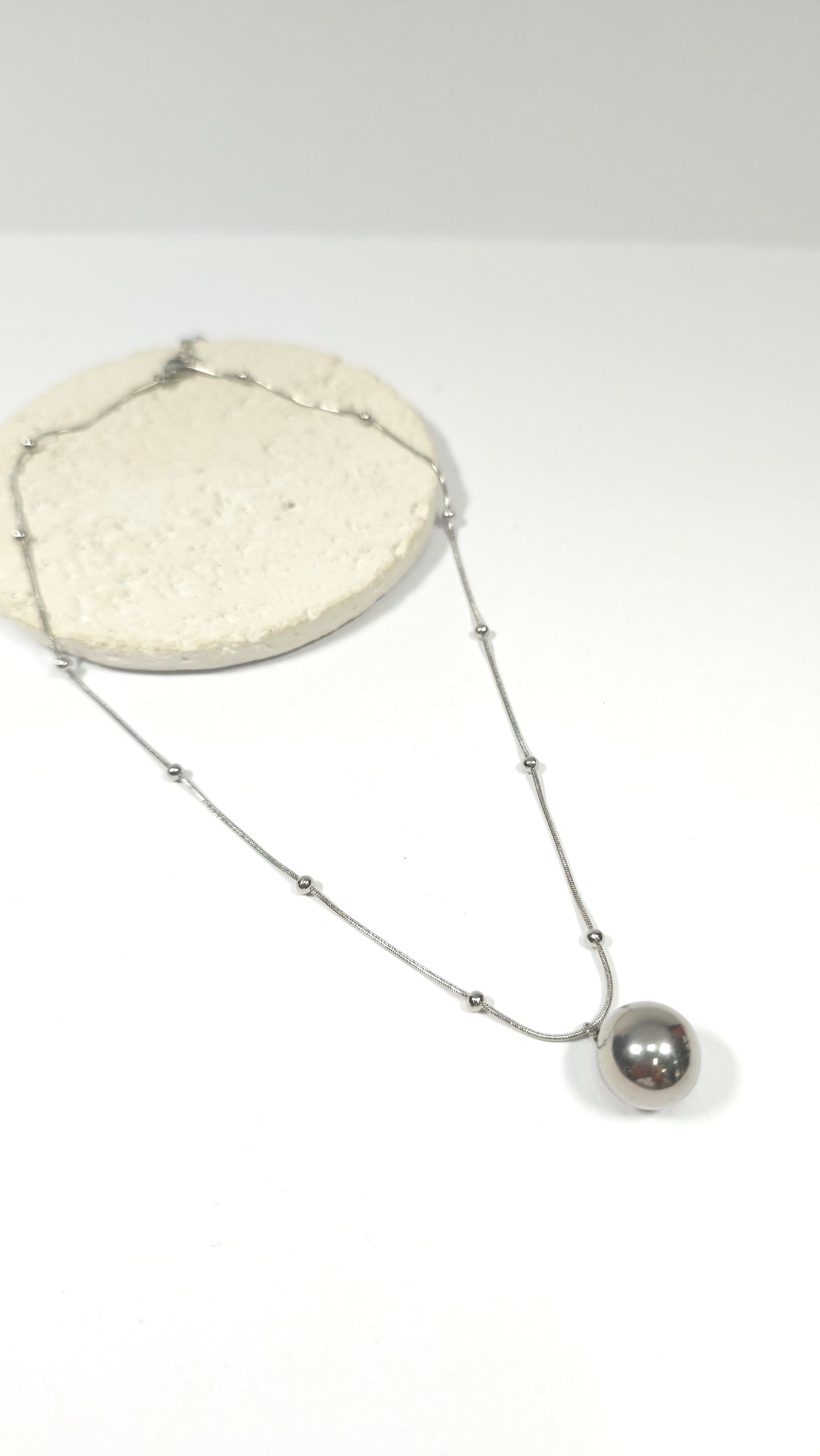 Elegancia Minimalista: Collar Esfera