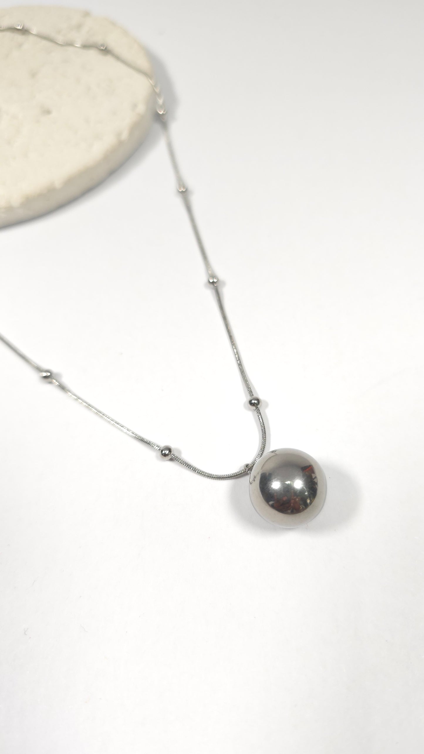 Elegancia Minimalista: Collar Esfera