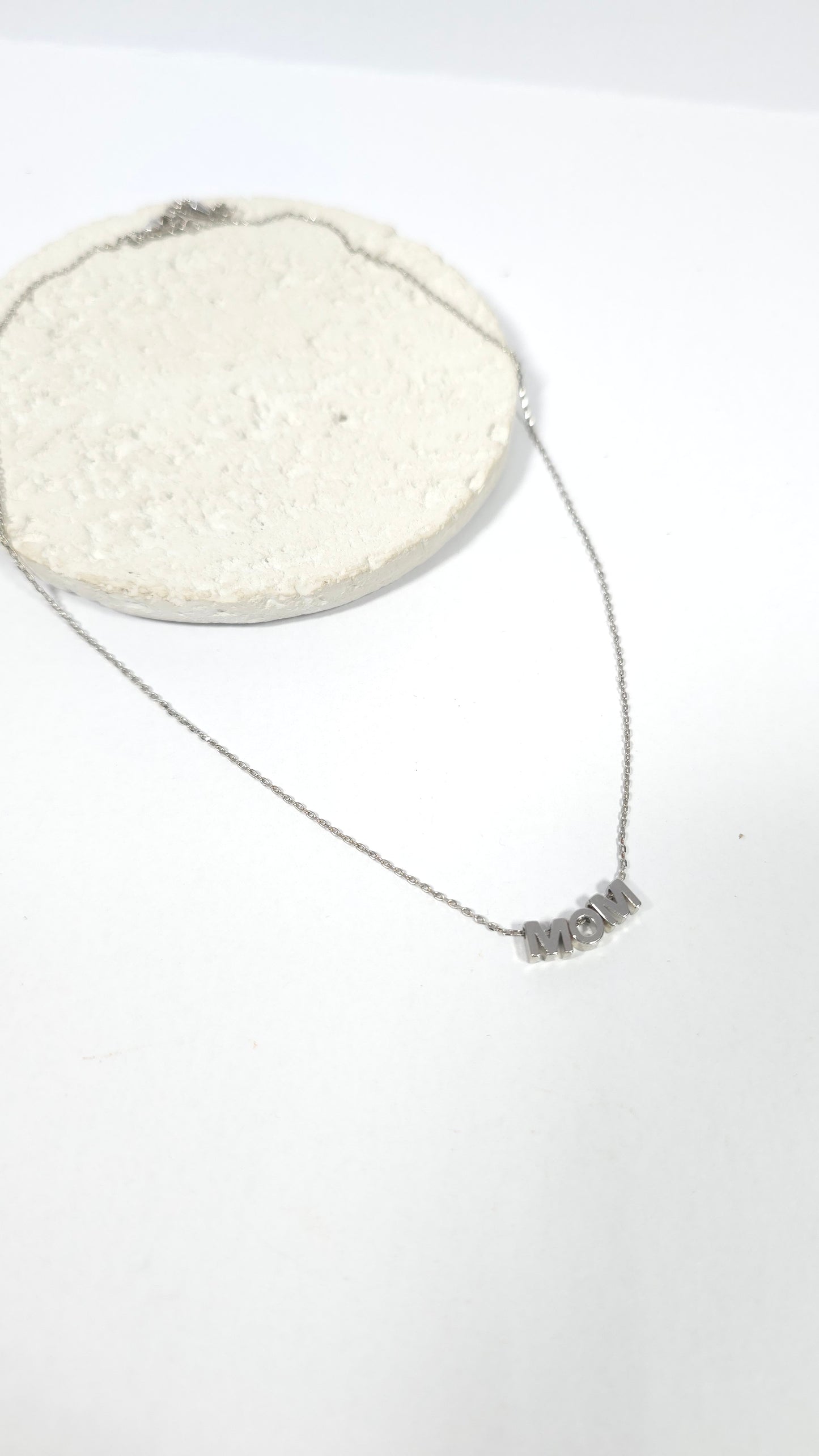 Collar "MOM" Un Homenaje al Amor Incondicional