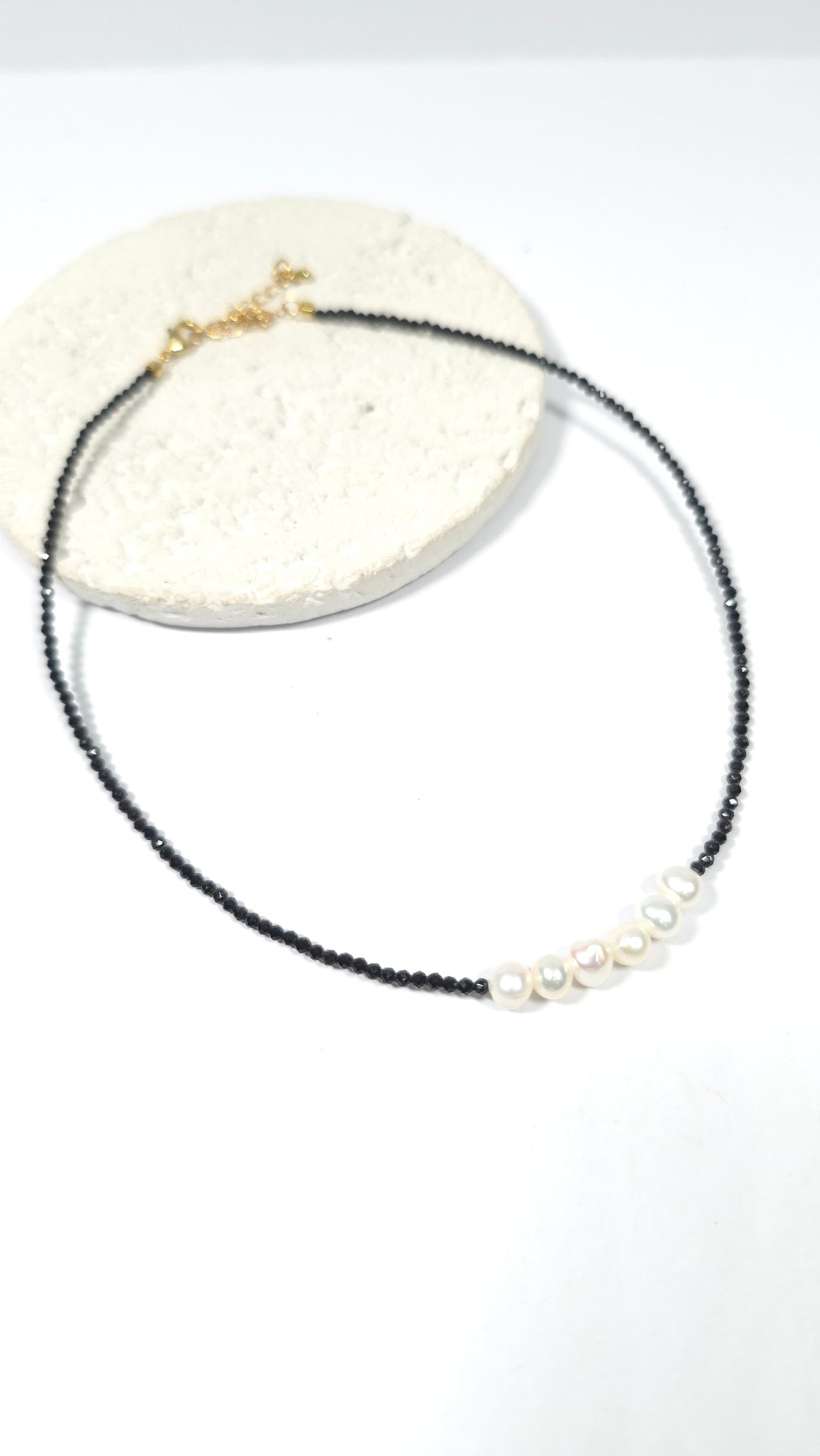 Choker Elegancia Eterna - Espinela Negra y Perlas Naturales