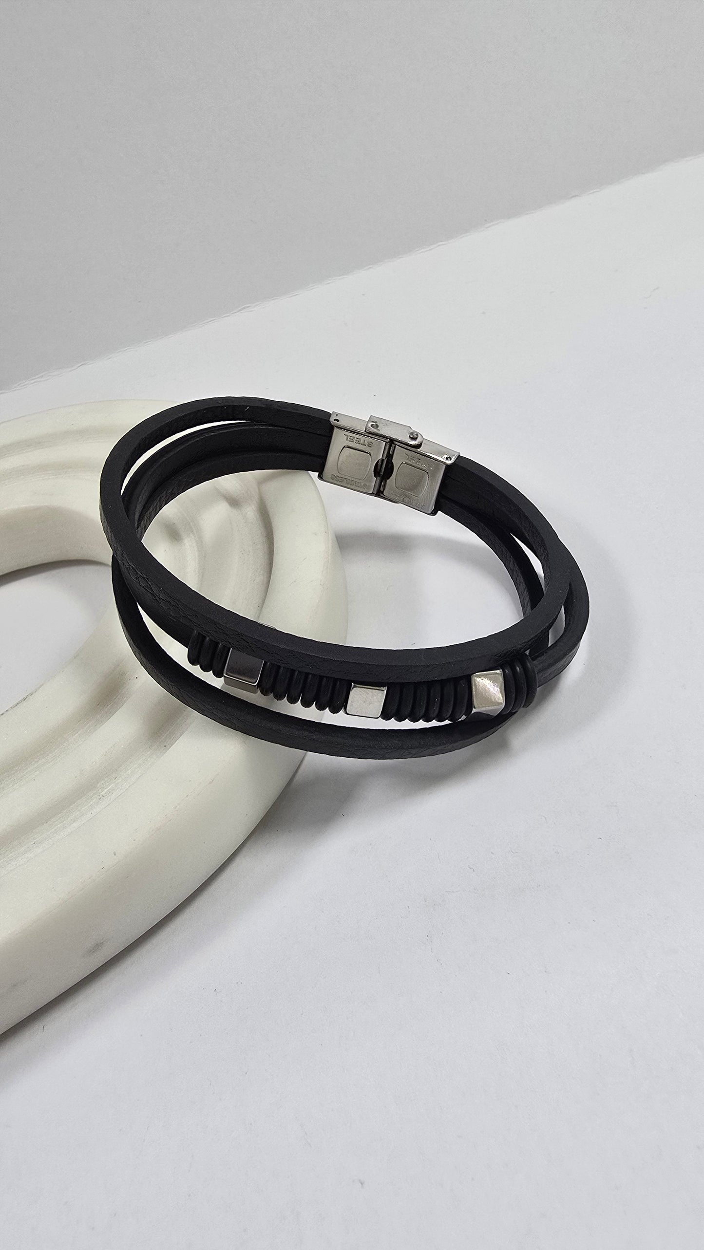 Pulsera de Cuero Trenzado "Urban Edge" con Detalles Metálicos