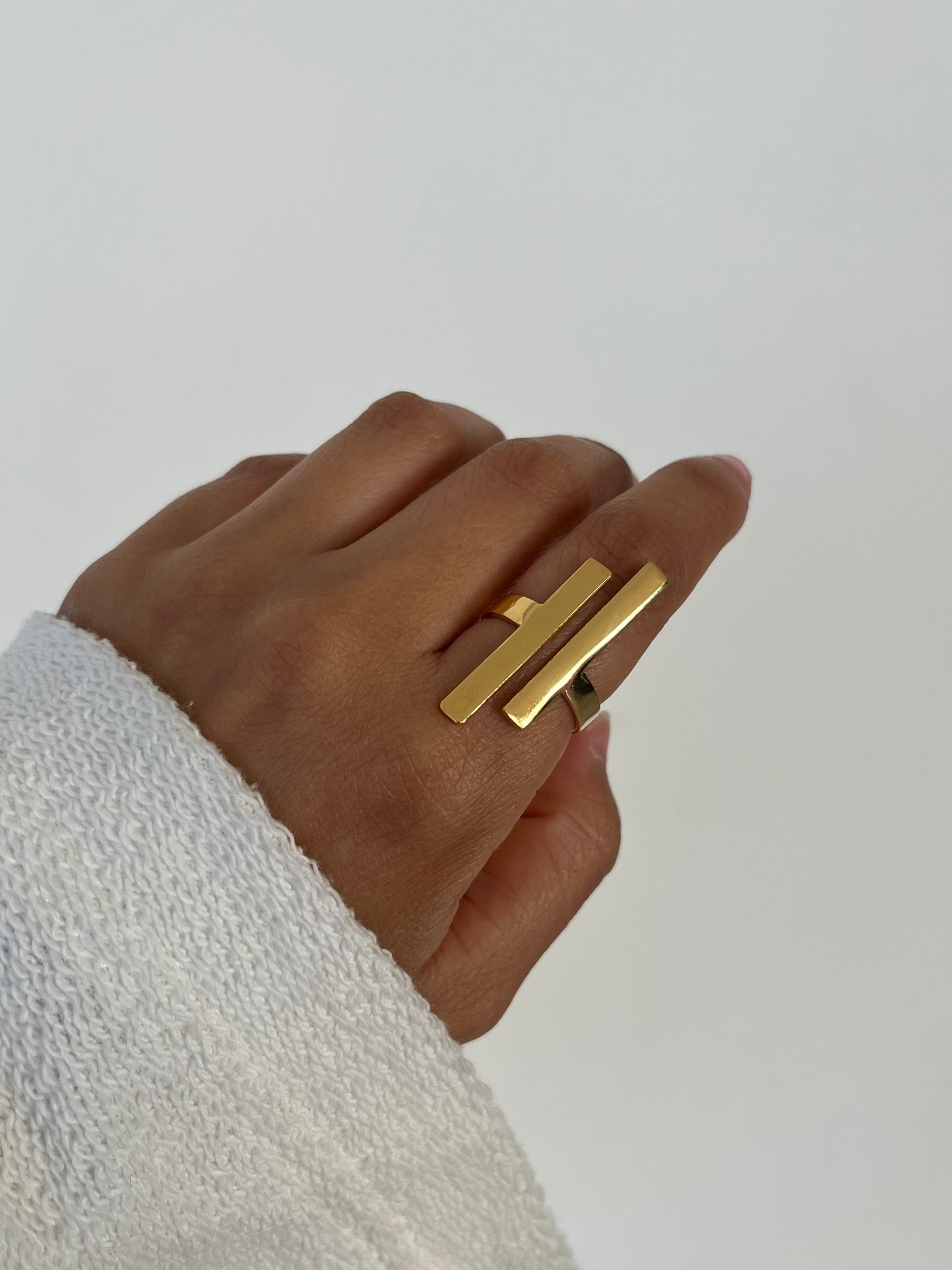 Anillo de Líneas Verticales en Oro 24K – Diseño Minimalista y Moderno