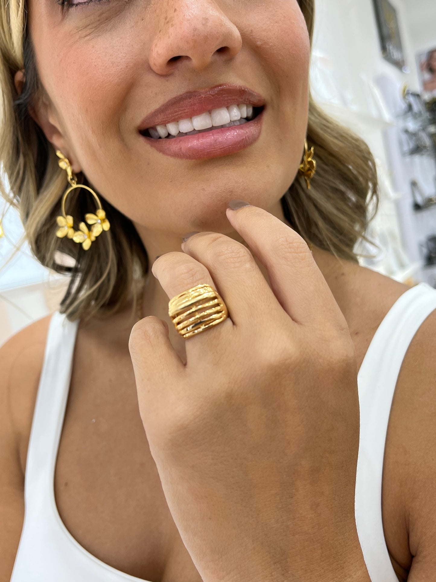 Anillo Dorado con Líneas Minimalistas en Oro 24K – Elegancia Atemporal