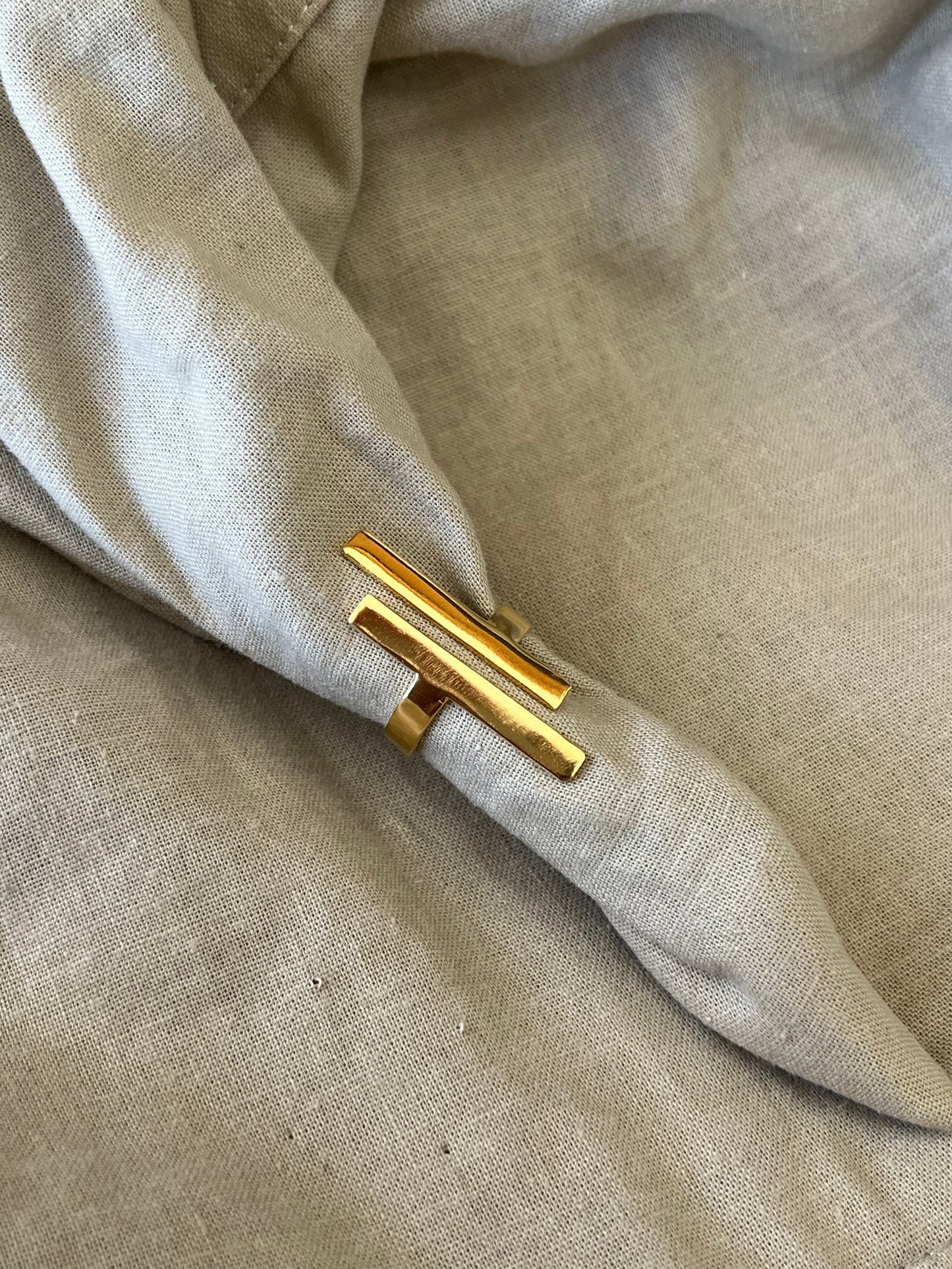 Anillo de Líneas Verticales en Oro 24K – Diseño Minimalista y Moderno