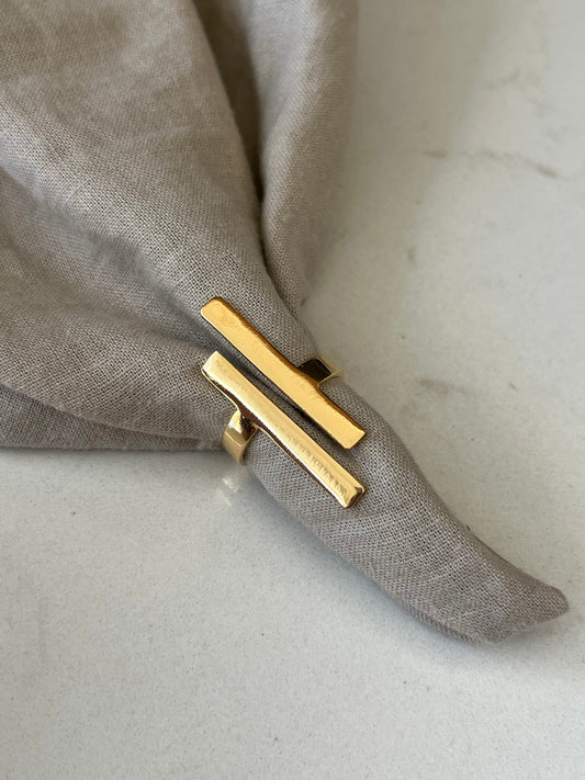 Anillo de Líneas Verticales en Oro 24K – Diseño Minimalista y Moderno