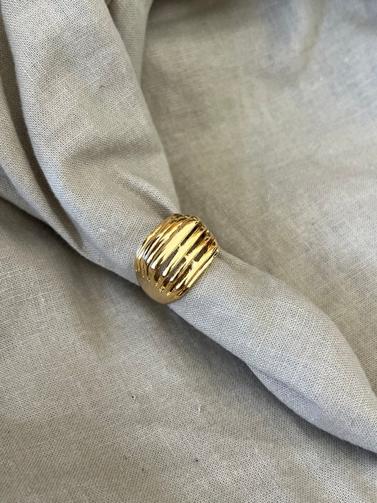 Anillo Dorado con Líneas Minimalistas en Oro 24K – Elegancia Atemporal