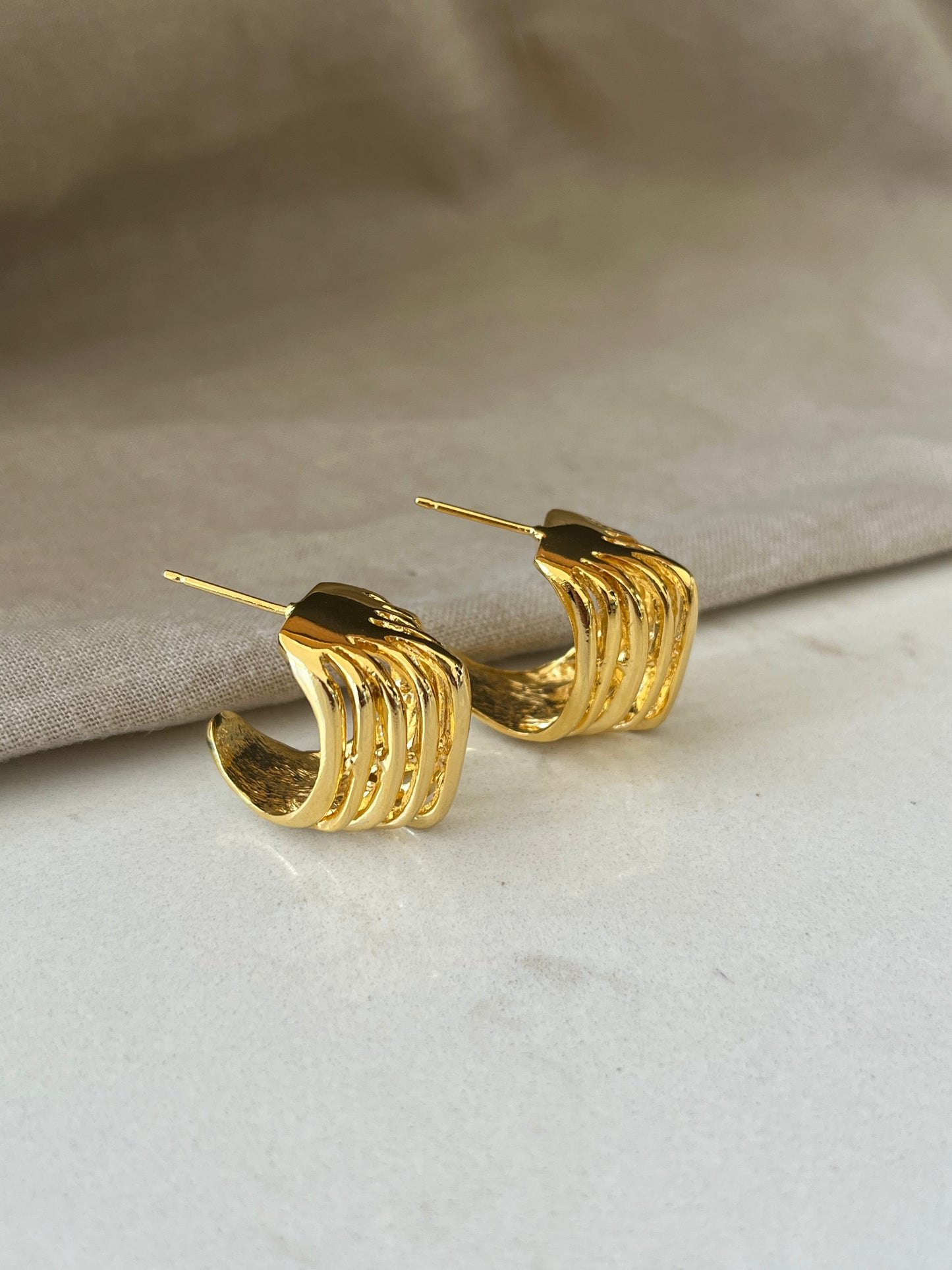 Aretes Dorados con Líneas Minimalistas en Oro 24K – Elegancia Versátil