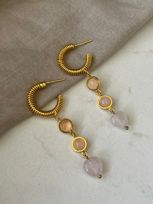 Aretes Largos con Cuarzos y Detalles en Oro 24K – Elegancia Versátil