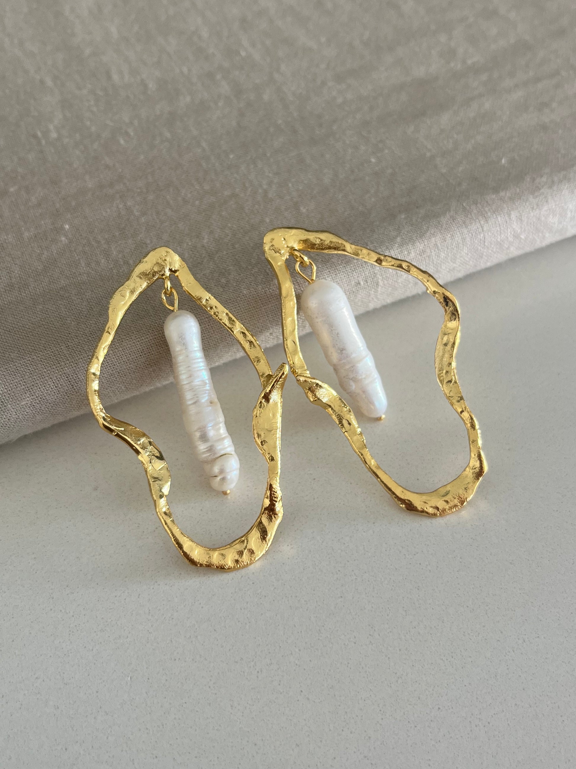Aretes con perla colgante y borde dorado texturizado | Toque Celestial