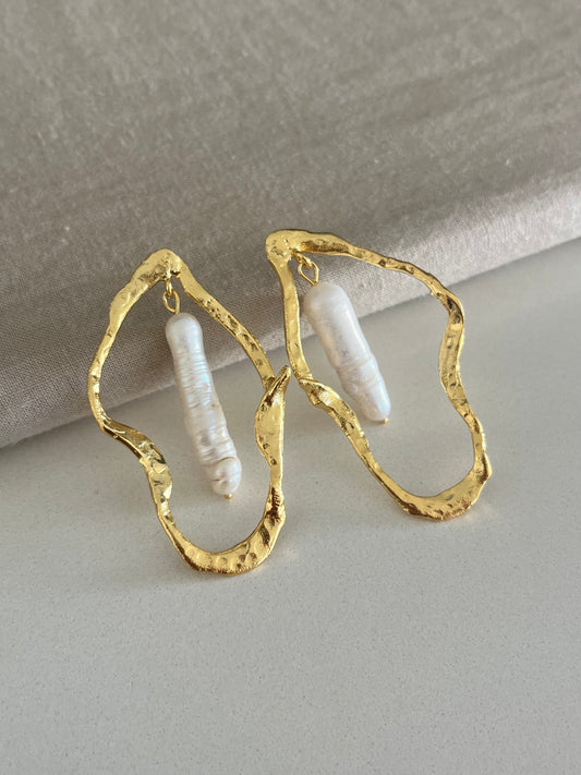 Aretes con perla colgante y borde dorado texturizado | Toque Celestial