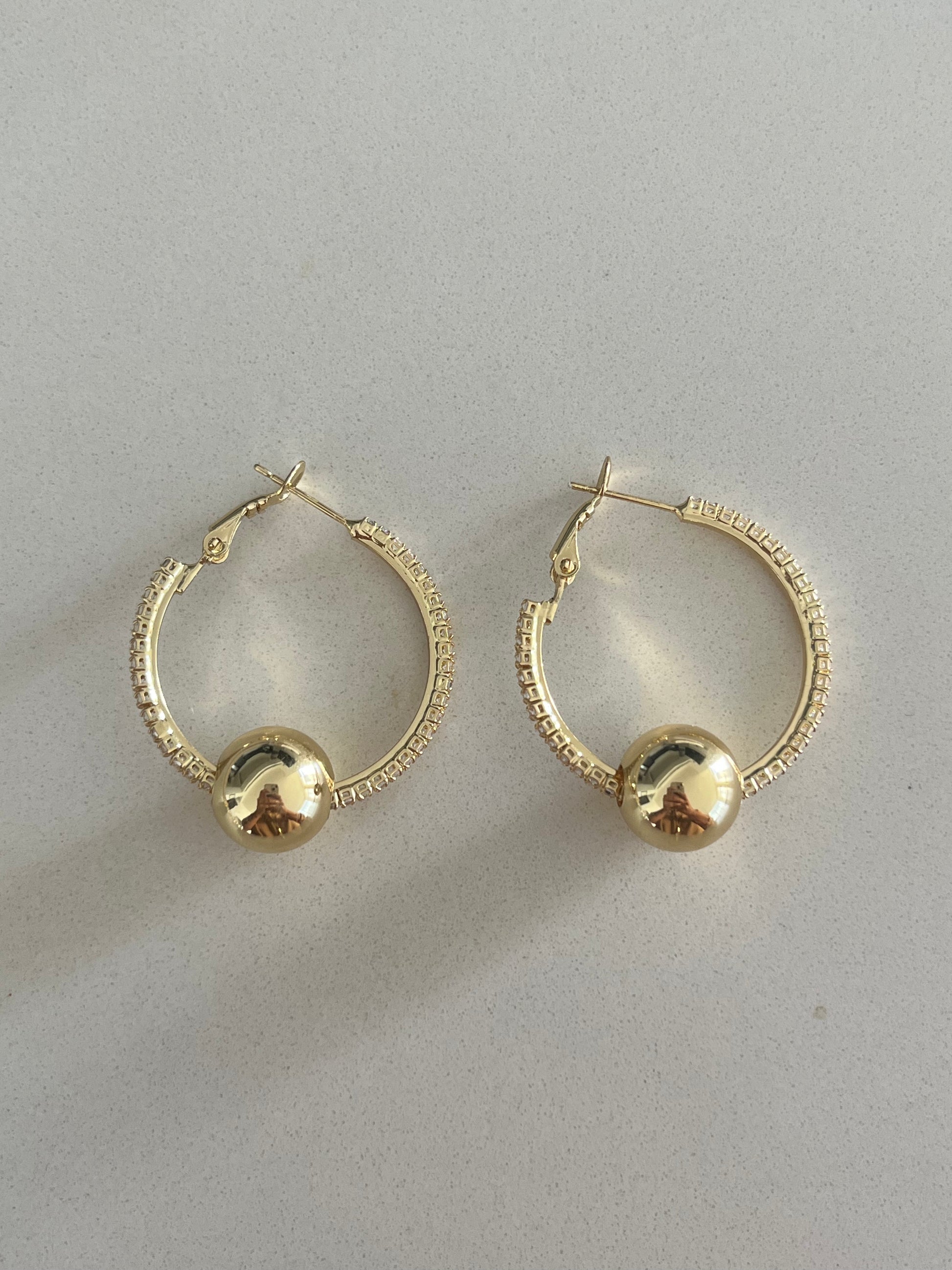 Aretes de aro medianos con esfera dorada y borde brillante
