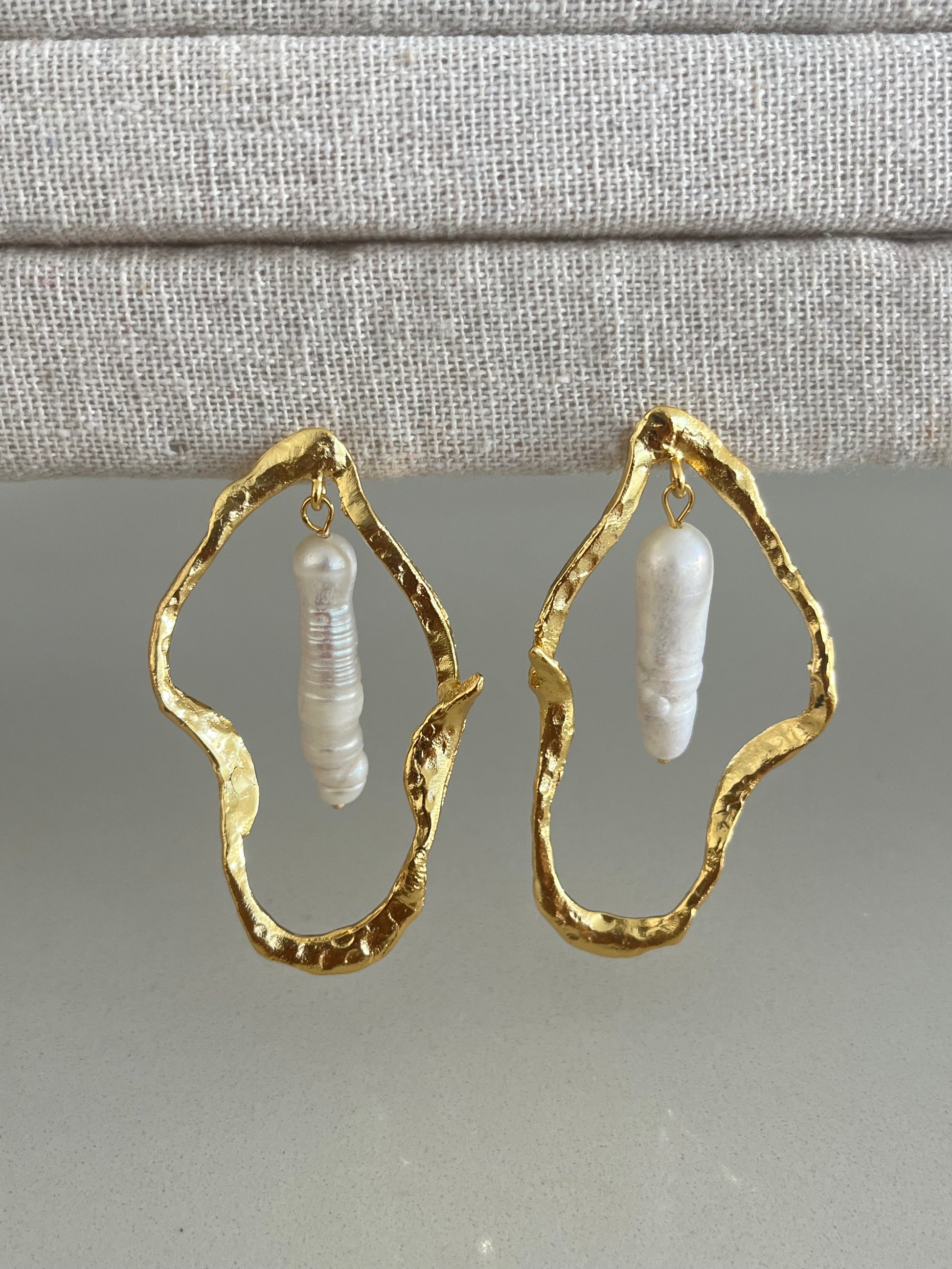 Aretes dorados con diseño orgánico y perla colgante para mujeres jóvenes