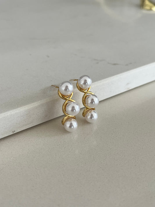 Aretes pequeños de perlas en hilera con baño dorado