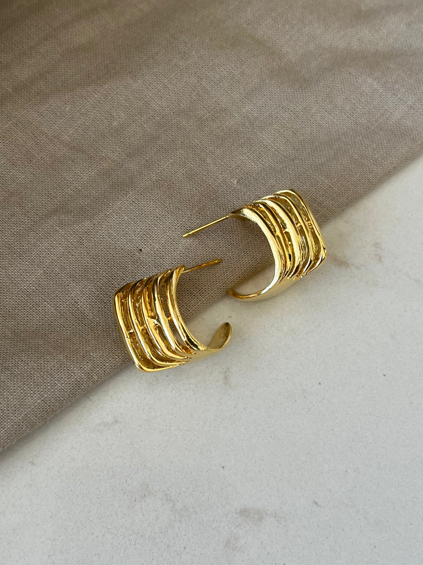 Aretes Dorados con Líneas Minimalistas en Oro 24K – Elegancia Versátil