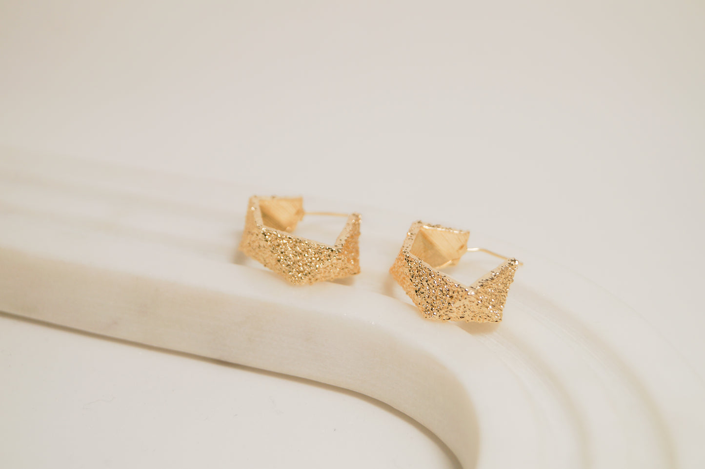 Argollas Texturadas Geometricamente con Baño de Oro 24K