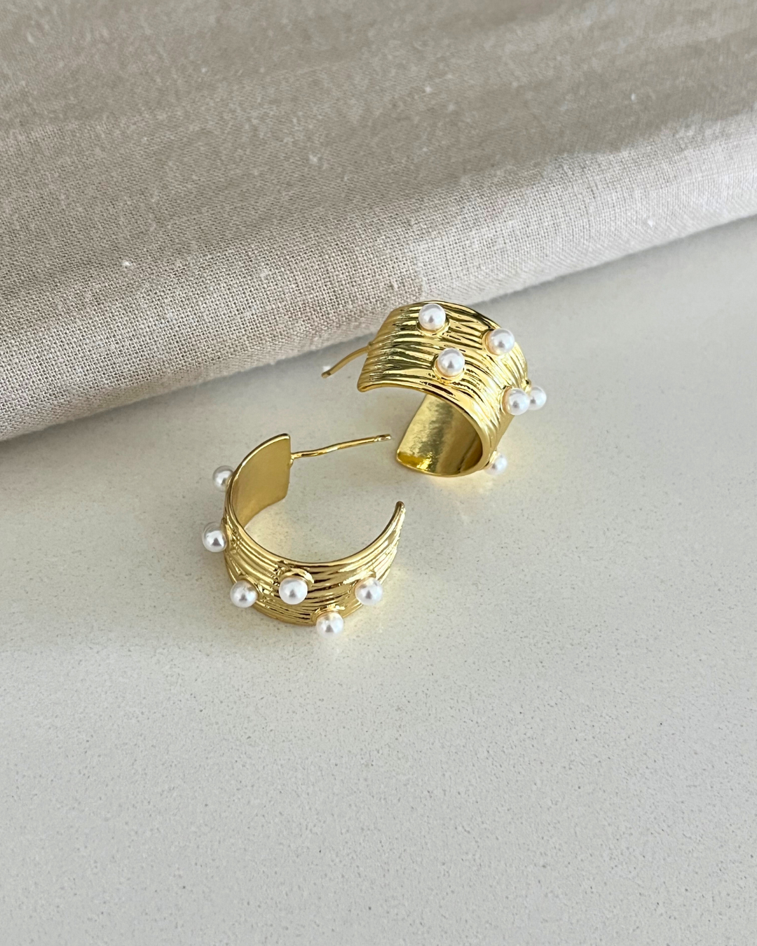 Luce sofisticada con nuestras argollas en baño de oro 24K, con perlas en diferentes tamaños. Un diseño elegante y versátil, ideal para el día a día. ¡Compra ahora y eleva tu estilo!