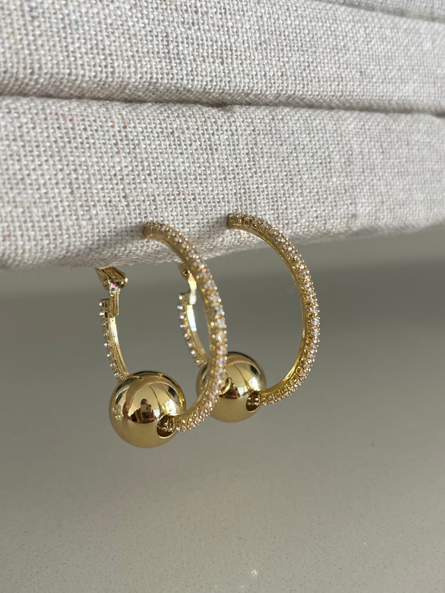 Argollas doradas con circones y esfera flotante para mujer