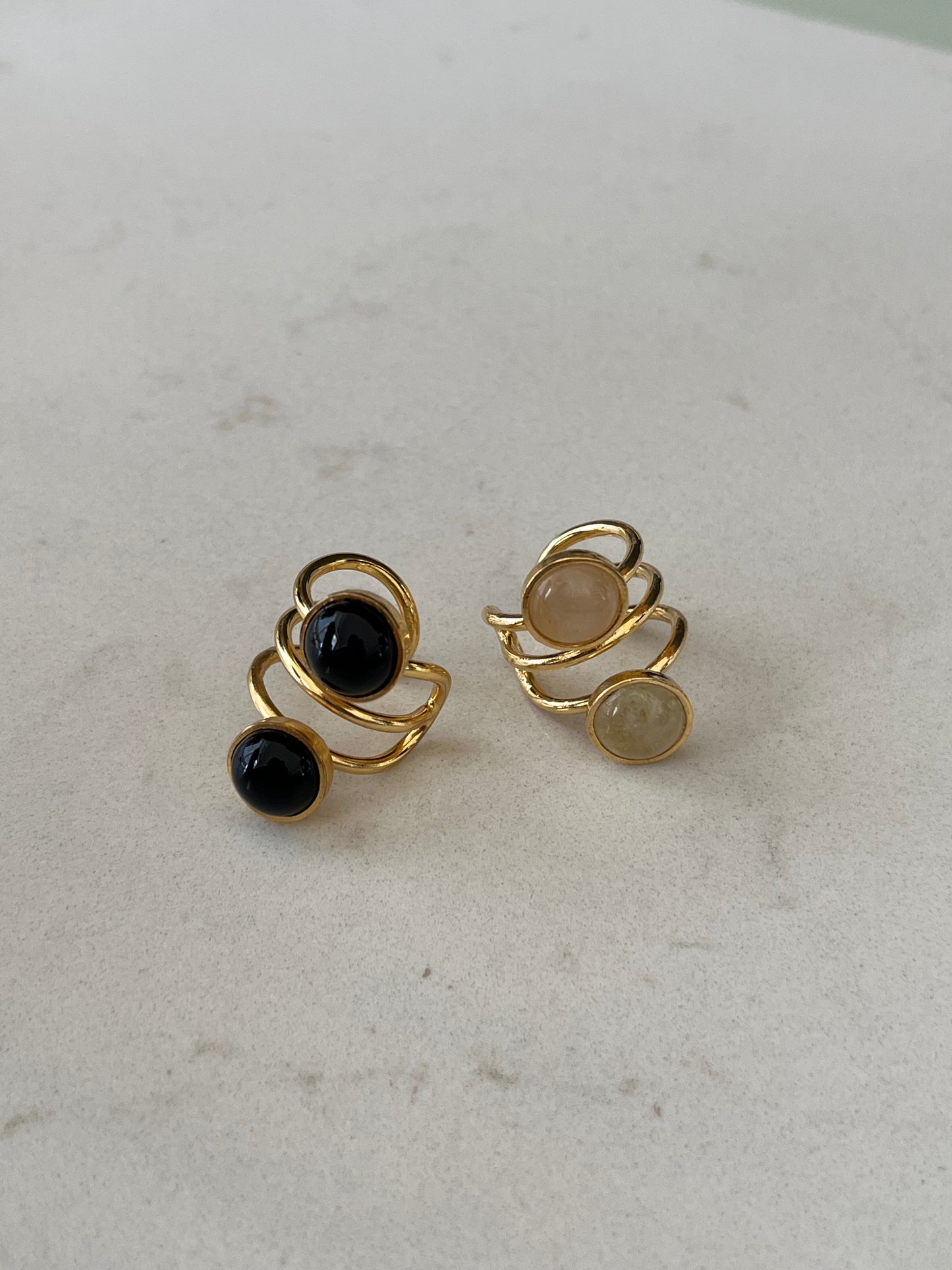 Earcuff Doble con Cuarzo y Detalles en Baño de Oro 24K – Diseño Elegante