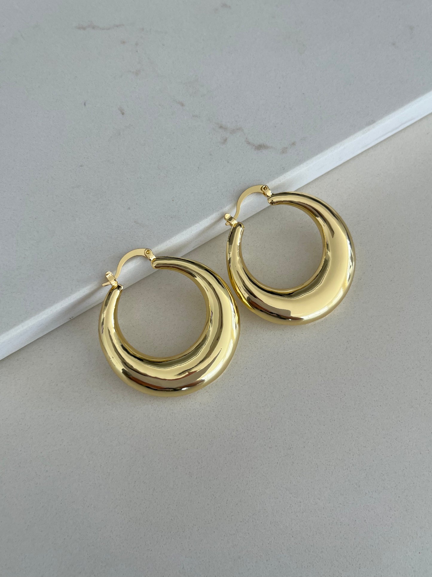 Joyería minimalista: argollas doradas combinadas para mujer