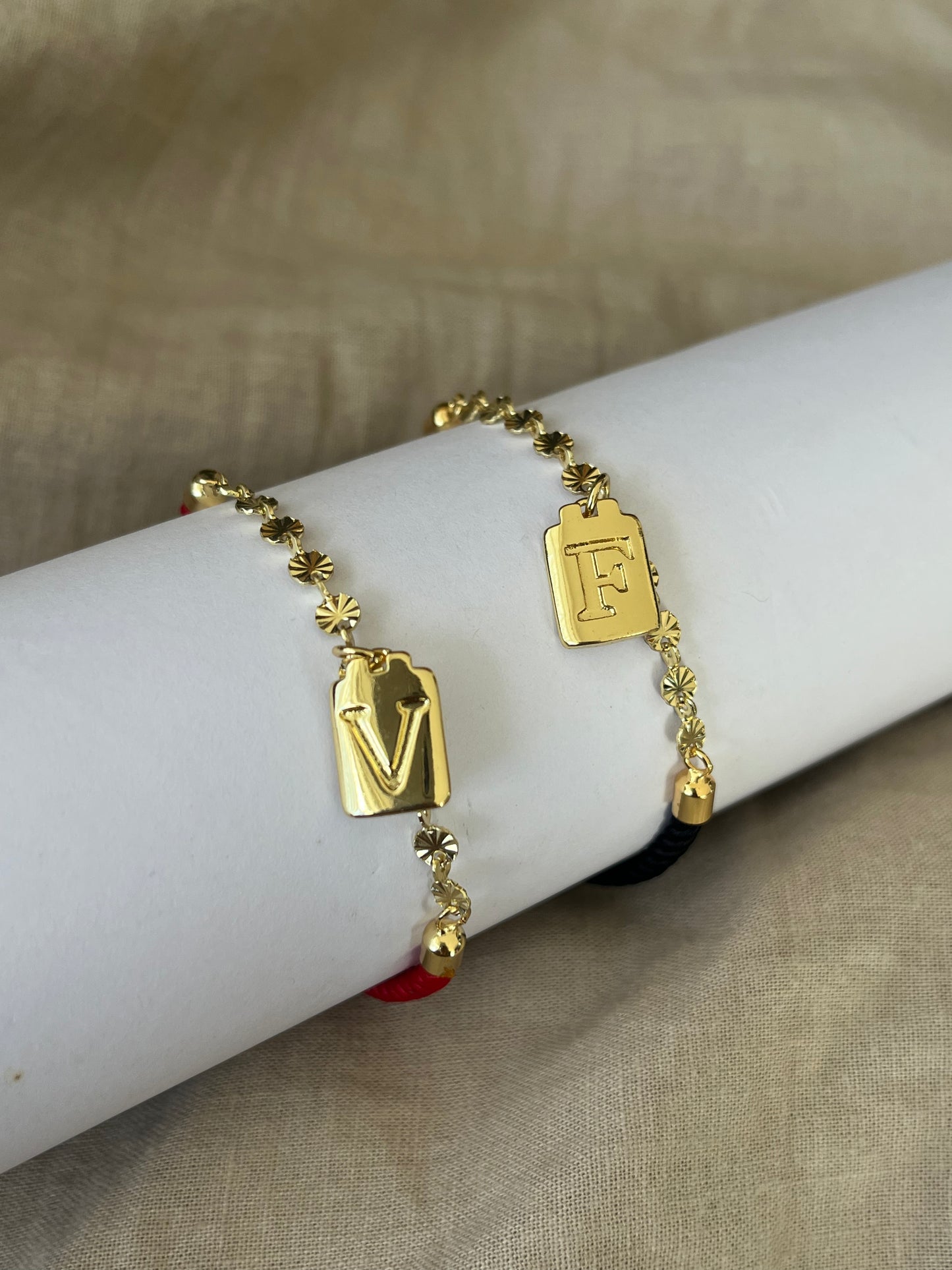 Manillas Personalizadas con Iniciales en Hilo de Algodón y Oro 24K