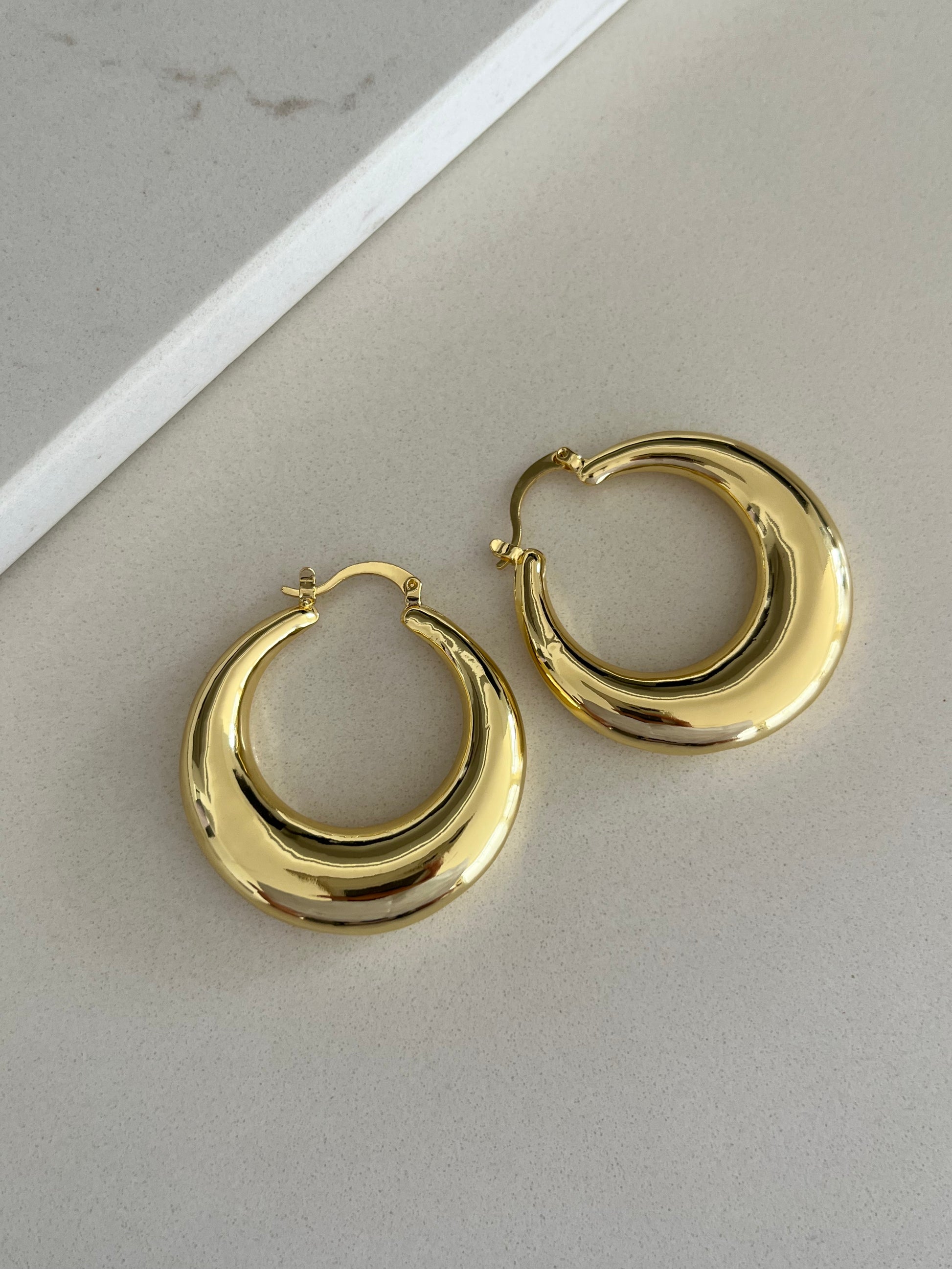 Par de argollas lisas doradas con cierres diferentes