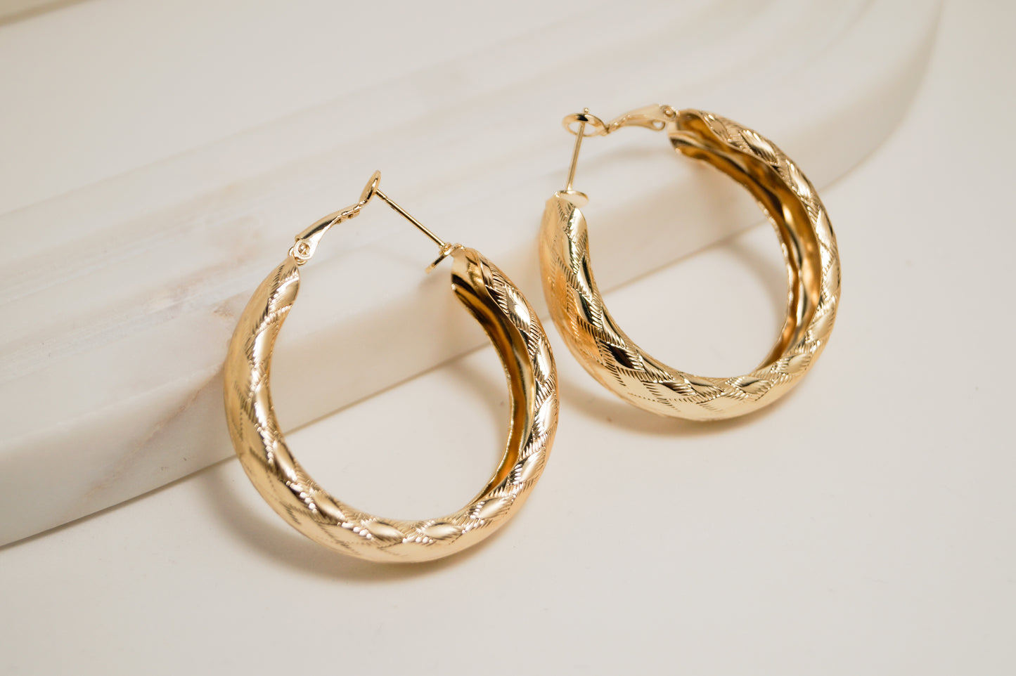 Argollas Texturadas en Baño de Oro de 24K