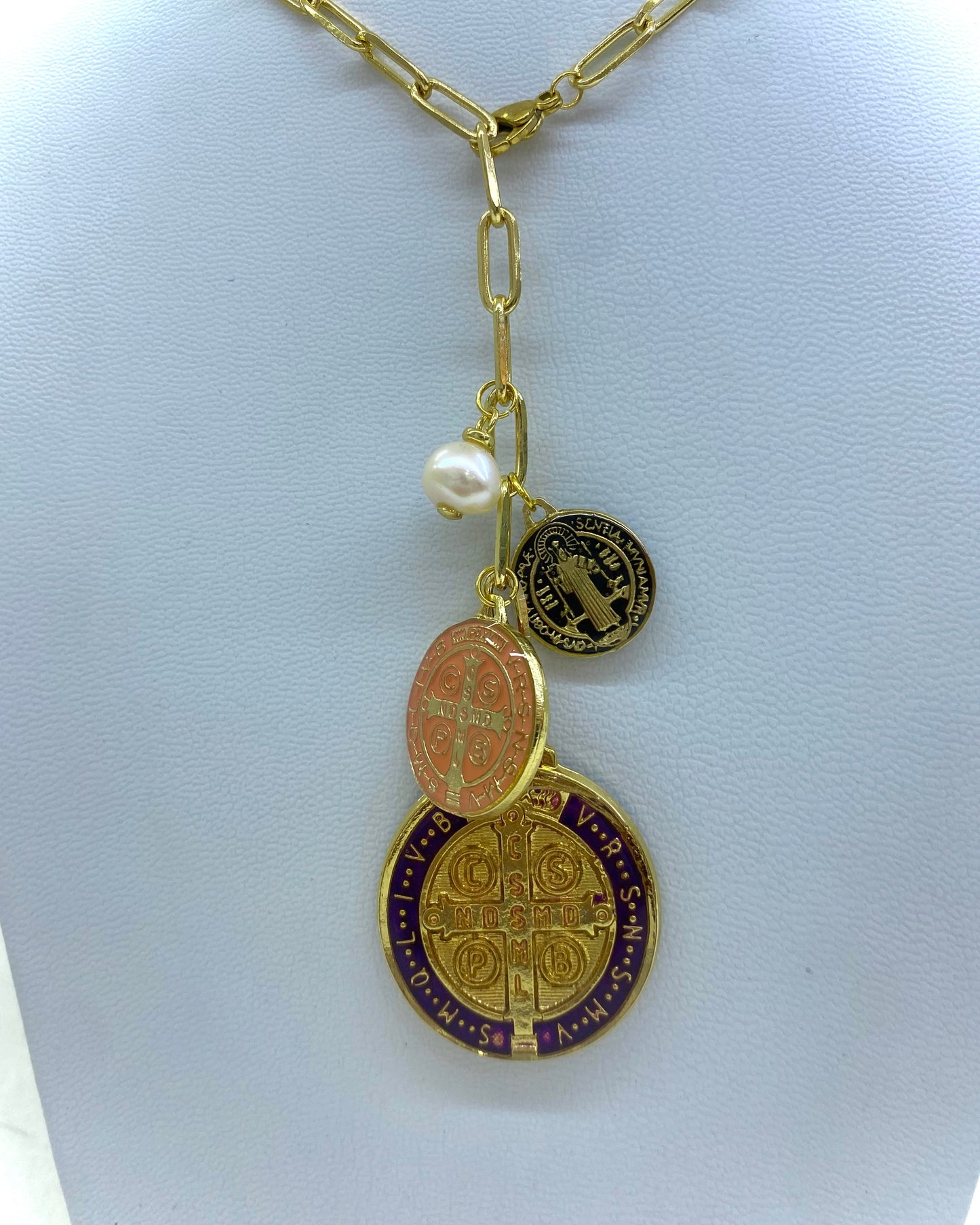 Collar Grueso San Benito con medalla Morado